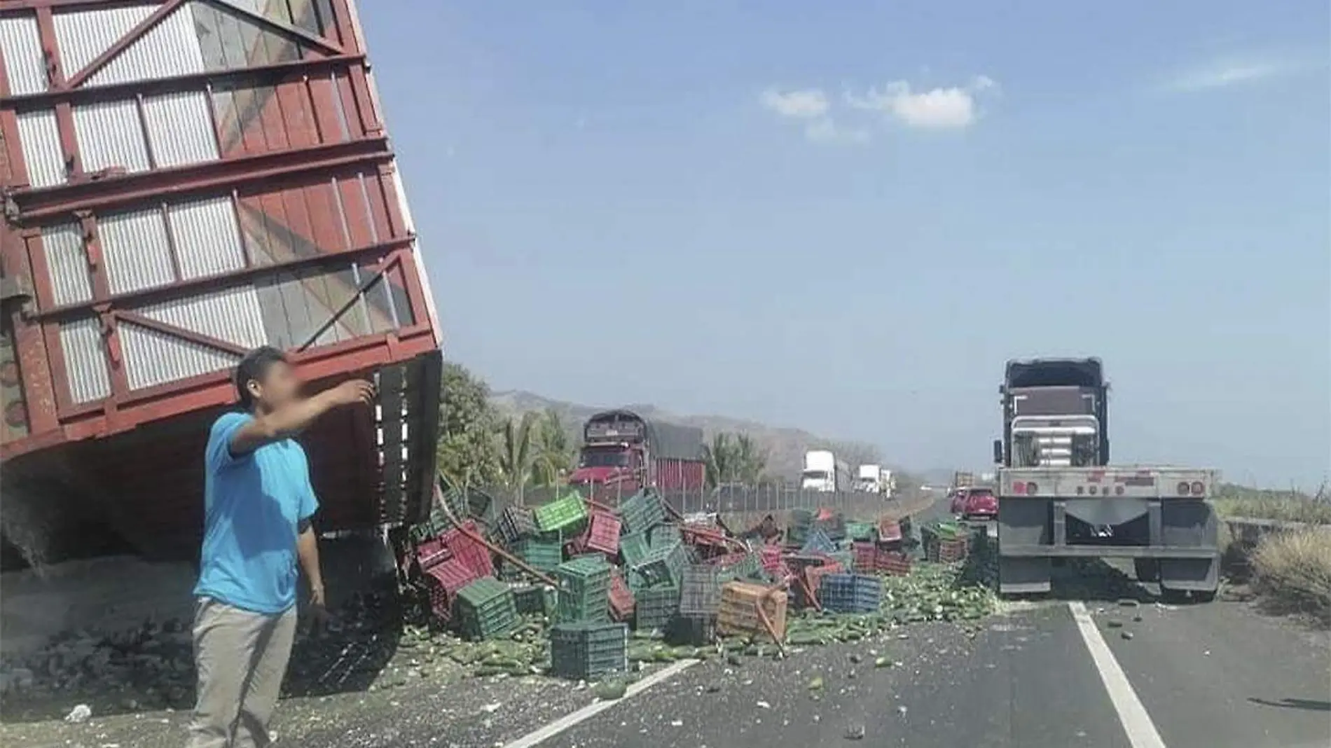 Vuelca camión cargado con pepino